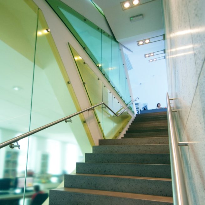 klatka schodowa z betonem i kolorowym szklem