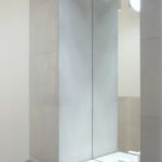 minimalistyczna toaleta widok na umywalke z lustrem