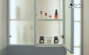 podswietlana szafka z kosmetykami z frontami z mlecznego szkla