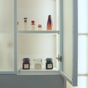 podświetalana szafka na kosmetyki z frontami z mlecznego szkła